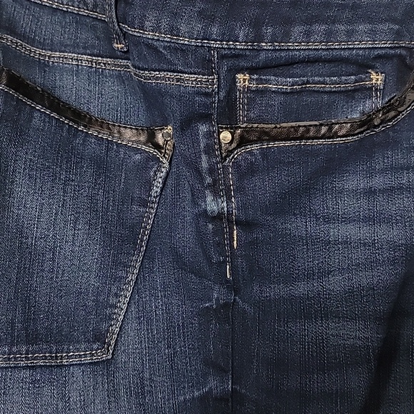 Jeans with faux leather ate front and back pockets. - Picture 5 of 7